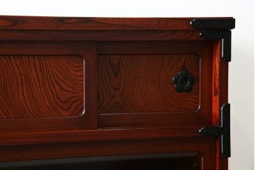 中古　美品　岩谷堂箪笥　菊幸　美しい木目と重厚感ある金具が目を惹く茶箪笥(違い棚、食器棚、飾り棚、茶棚、収納棚、戸棚、キャビネット)(R-074042)