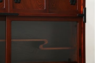 中古　美品　岩谷堂箪笥　菊幸　美しい木目と重厚感ある金具が目を惹く茶箪笥(違い棚、食器棚、飾り棚、茶棚、収納棚、戸棚、キャビネット)(R-074042)