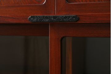 中古　美品　岩谷堂箪笥　菊幸　美しい木目と重厚感ある金具が目を惹く茶箪笥(違い棚、食器棚、飾り棚、茶棚、収納棚、戸棚、キャビネット)(R-074042)