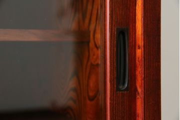 中古　美品　岩谷堂箪笥　菊幸　美しい木目と重厚感ある金具が目を惹く茶箪笥(違い棚、食器棚、飾り棚、茶棚、収納棚、戸棚、キャビネット)(R-074042)
