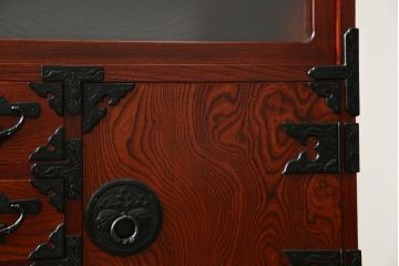 中古　美品　岩谷堂箪笥　菊幸　美しい木目と重厚感ある金具が目を惹く茶箪笥(違い棚、食器棚、飾り棚、茶棚、収納棚、戸棚、キャビネット)(R-074042)