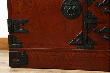 中古　美品　岩谷堂箪笥　菊幸　美しい木目と重厚感ある金具が目を惹く茶箪笥(違い棚、食器棚、飾り棚、茶棚、収納棚、戸棚、キャビネット)(R-074042)