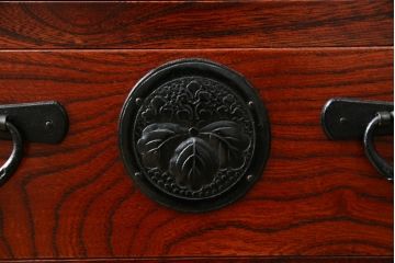 中古　美品　岩谷堂箪笥　菊幸　美しい木目と重厚感ある金具が目を惹く茶箪笥(違い棚、食器棚、飾り棚、茶棚、収納棚、戸棚、キャビネット)(R-074042)