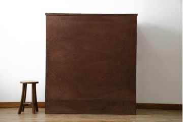 中古　美品　岩谷堂箪笥　菊幸　美しい木目と重厚感ある金具が目を惹く茶箪笥(違い棚、食器棚、飾り棚、茶棚、収納棚、戸棚、キャビネット)(R-074042)