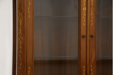 中古　銀座和光取り扱い　イタリア製　ARTEM(アルテム)社　クラシック象嵌入り　上品な佇まいでお部屋の雰囲気を引き立てるキャビネット(ガラスケース、ショーケース、収納棚、戸棚、飾り棚)(定価約33万円)(R-074043)