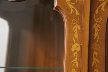 中古　銀座和光取り扱い　イタリア製　ARTEM(アルテム)社　クラシック象嵌入り　上品な佇まいでお部屋の雰囲気を引き立てるキャビネット(ガラスケース、ショーケース、収納棚、戸棚、飾り棚)(定価約33万円)(R-074043)