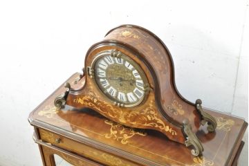 中古　銀座和光取り扱い　ドイツ　Hermle(ヘルムレ)社製時計(ゼンマイ式、8日巻き、ウエストミンスターチャイム)　イタリア　ARTEM(アルテム)社製　クラシック象嵌入りの置き時計(置時計)(定価約47万円)(R-074044)
