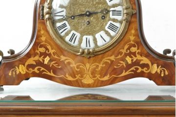 中古　銀座和光取り扱い　ドイツ　Hermle(ヘルムレ)社製時計(ゼンマイ式、8日巻き、ウエストミンスターチャイム)　イタリア　ARTEM(アルテム)社製　クラシック象嵌入りの置き時計(置時計)(定価約47万円)(R-074044)