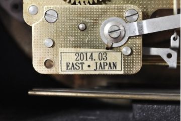 中古　銀座和光取り扱い　ドイツ　Hermle(ヘルムレ)社製時計(ゼンマイ式、8日巻き、ウエストミンスターチャイム)　イタリア　ARTEM(アルテム)社製　クラシック象嵌入りの置き時計(置時計)(定価約47万円)(R-074044)