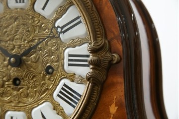 中古　銀座和光取り扱い　ドイツ　Hermle(ヘルムレ)社製時計(ゼンマイ式、8日巻き、ウエストミンスターチャイム)　イタリア　ARTEM(アルテム)社製　クラシック象嵌入りの置き時計(置時計)　定価約47万円相当　(R-074044)