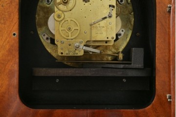 中古　銀座和光取り扱い　ドイツ　Hermle(ヘルムレ)社製時計(ゼンマイ式、8日巻き、ウエストミンスターチャイム)　イタリア　ARTEM(アルテム)社製　クラシック象嵌入りの置き時計(置時計)　定価約47万円相当　(R-074044)