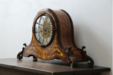 中古　銀座和光取り扱い　ドイツ　Hermle(ヘルムレ)社製時計(ゼンマイ式、8日巻き、ウエストミンスターチャイム)　イタリア　ARTEM(アルテム)社製　クラシック象嵌入りの置き時計(置時計)　定価約47万円相当　(R-074044)