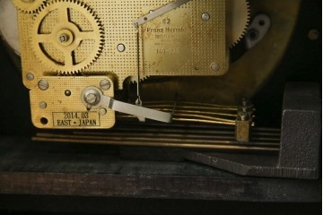 中古　銀座和光取り扱い　ドイツ　Hermle(ヘルムレ)社製時計(ゼンマイ式、8日巻き、ウエストミンスターチャイム)　イタリア　ARTEM(アルテム)社製　クラシック象嵌入りの置き時計(置時計)　定価約47万円相当　(R-074044)