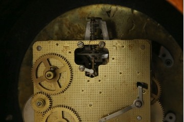 中古　銀座和光取り扱い　ドイツ　Hermle(ヘルムレ)社製時計(ゼンマイ式、8日巻き、ウエストミンスターチャイム)　イタリア　ARTEM(アルテム)社製　クラシック象嵌入りの置き時計(置時計)　定価約47万円相当　(R-074044)
