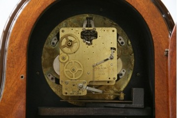 中古　銀座和光取り扱い　ドイツ　Hermle(ヘルムレ)社製時計(ゼンマイ式、8日巻き、ウエストミンスターチャイム)　イタリア　ARTEM(アルテム)社製　クラシック象嵌入りの置き時計(置時計)　定価約47万円相当　(R-074044)