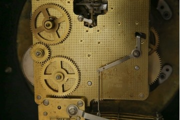 中古　銀座和光取り扱い　ドイツ　Hermle(ヘルムレ)社製時計(ゼンマイ式、8日巻き、ウエストミンスターチャイム)　イタリア　ARTEM(アルテム)社製　クラシック象嵌入りの置き時計(置時計)　定価約47万円相当　(R-074044)