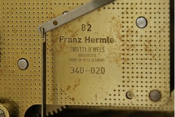 中古　銀座和光取り扱い　ドイツ　Hermle(ヘルムレ)社製時計(ゼンマイ式、8日巻き、ウエストミンスターチャイム)　イタリア　ARTEM(アルテム)社製　クラシック象嵌入りの置き時計(置時計)　定価約47万円相当　(R-074044)