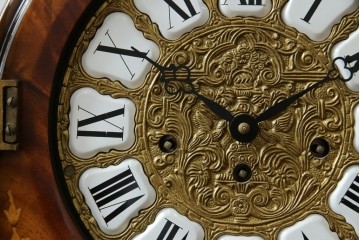 中古　銀座和光取り扱い　ドイツ　Hermle(ヘルムレ)社製時計(ゼンマイ式、8日巻き、ウエストミンスターチャイム)　イタリア　ARTEM(アルテム)社製　クラシック象嵌入りの置き時計(置時計)　定価約47万円相当　(R-074044)