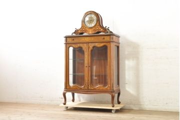 中古　銀座和光取り扱い　ドイツ　Hermle(ヘルムレ)社製の時計付き(ゼンマイ式、8日巻き、ウエストミンスターチャイム)　イタリア　ARTEM(アルテム)社製　クラシック象嵌入りのホールクロックキャビネット(ガラスケース、ショーケース、収納棚、戸棚、飾り棚、置き時計、置時計)(定価約80万円)(R-074045)