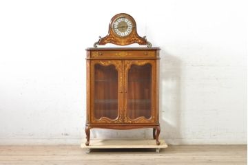 中古　銀座和光取り扱い　ドイツ　Hermle(ヘルムレ)社製の時計付き(ゼンマイ式、8日巻き、ウエストミンスターチャイム)　イタリア　ARTEM(アルテム)社製　クラシック象嵌入りのホールクロックキャビネット(ガラスケース、ショーケース、収納棚、戸棚、飾り棚、置き時計、置時計)(定価約80万円)(R-074045)