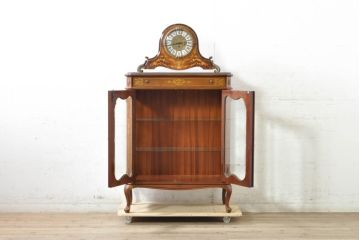 中古　銀座和光取り扱い　ドイツ　Hermle(ヘルムレ)社製の時計付き(ゼンマイ式、8日巻き、ウエストミンスターチャイム)　イタリア　ARTEM(アルテム)社製　クラシック象嵌入りのホールクロックキャビネット(ガラスケース、ショーケース、収納棚、戸棚、飾り棚、置き時計、置時計)(定価約80万円)(R-074045)