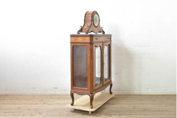 中古　銀座和光取り扱い　ドイツ　Hermle(ヘルムレ)社製の時計付き(ゼンマイ式、8日巻き、ウエストミンスターチャイム)　イタリア　ARTEM(アルテム)社製　クラシック象嵌入りのホールクロックキャビネット(ガラスケース、ショーケース、収納棚、戸棚、飾り棚、置き時計、置時計)(定価約80万円)(R-074045)