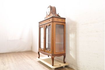 中古　銀座和光取り扱い　ドイツ　Hermle(ヘルムレ)社製の時計付き(ゼンマイ式、8日巻き、ウエストミンスターチャイム)　イタリア　ARTEM(アルテム)社製　クラシック象嵌入りのホールクロックキャビネット(ガラスケース、ショーケース、収納棚、戸棚、飾り棚、置き時計、置時計)(定価約80万円)(R-074045)