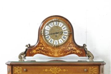 中古　銀座和光取り扱い　ドイツ　Hermle(ヘルムレ)社製の時計付き(ゼンマイ式、8日巻き、ウエストミンスターチャイム)　イタリア　ARTEM(アルテム)社製　クラシック象嵌入りのホールクロックキャビネット(ガラスケース、ショーケース、収納棚、戸棚、飾り棚、置き時計、置時計)(定価約80万円)(R-074045)