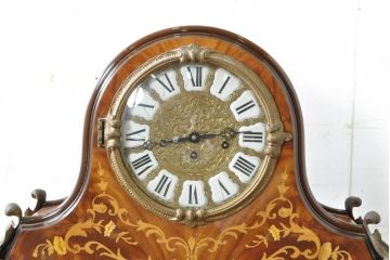 中古　銀座和光取り扱い　ドイツ　Hermle(ヘルムレ)社製の時計付き(ゼンマイ式、8日巻き、ウエストミンスターチャイム)　イタリア　ARTEM(アルテム)社製　クラシック象嵌入りのホールクロックキャビネット(ガラスケース、ショーケース、収納棚、戸棚、飾り棚、置き時計、置時計)(定価約80万円)(R-074045)