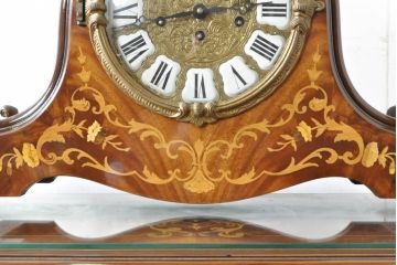 中古　銀座和光取り扱い　ドイツ　Hermle(ヘルムレ)社製の時計付き(ゼンマイ式、8日巻き、ウエストミンスターチャイム)　イタリア　ARTEM(アルテム)社製　クラシック象嵌入りのホールクロックキャビネット(ガラスケース、ショーケース、収納棚、戸棚、飾り棚、置き時計、置時計)(定価約80万円)(R-074045)
