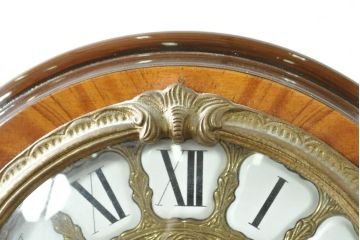 中古　銀座和光取り扱い　ドイツ　Hermle(ヘルムレ)社製の時計付き(ゼンマイ式、8日巻き、ウエストミンスターチャイム)　イタリア　ARTEM(アルテム)社製　クラシック象嵌入りのホールクロックキャビネット(ガラスケース、ショーケース、収納棚、戸棚、飾り棚、置き時計、置時計)(定価約80万円)(R-074045)