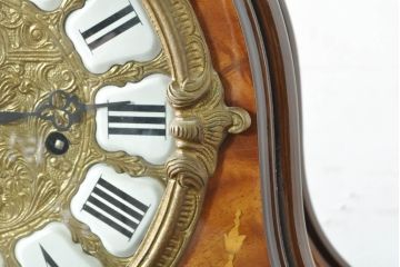 中古　銀座和光取り扱い　ドイツ　Hermle(ヘルムレ)社製の時計付き(ゼンマイ式、8日巻き、ウエストミンスターチャイム)　イタリア　ARTEM(アルテム)社製　クラシック象嵌入りのホールクロックキャビネット(ガラスケース、ショーケース、収納棚、戸棚、飾り棚、置き時計、置時計)(定価約80万円)(R-074045)
