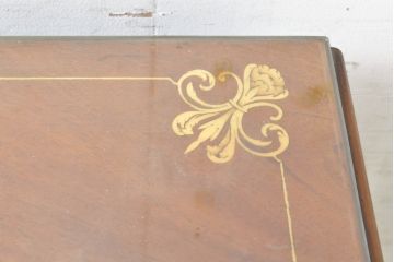 中古　銀座和光取り扱い　ドイツ　Hermle(ヘルムレ)社製の時計付き(ゼンマイ式、8日巻き、ウエストミンスターチャイム)　イタリア　ARTEM(アルテム)社製　クラシック象嵌入りのホールクロックキャビネット(ガラスケース、ショーケース、収納棚、戸棚、飾り棚、置き時計、置時計)(定価約80万円)(R-074045)
