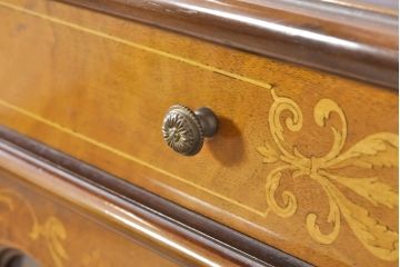 中古　銀座和光取り扱い　ドイツ　Hermle(ヘルムレ)社製の時計付き(ゼンマイ式、8日巻き、ウエストミンスターチャイム)　イタリア　ARTEM(アルテム)社製　クラシック象嵌入りのホールクロックキャビネット(ガラスケース、ショーケース、収納棚、戸棚、飾り棚、置き時計、置時計)(定価約80万円)(R-074045)