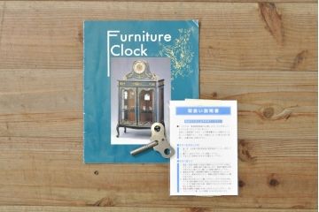 中古　銀座和光取り扱い　ドイツ　Hermle(ヘルムレ)社製の時計付き(ゼンマイ式、8日巻き、ウエストミンスターチャイム)　イタリア　ARTEM(アルテム)社製　クラシック象嵌入りのホールクロックキャビネット(ガラスケース、ショーケース、収納棚、戸棚、飾り棚、置き時計、置時計)(定価約80万円)(R-074045)