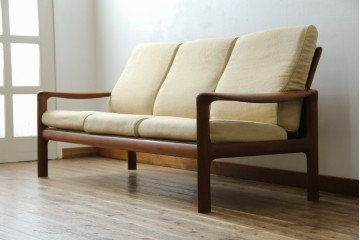 デンマークビンテージ　レア!!　komfort　チーク材　ナチュラルテイストのお部屋におすすめの3人掛けソファ　(R-074046)