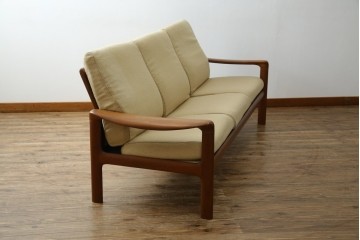 デンマークビンテージ　レア!!　komfort　チーク材　ナチュラルテイストのお部屋におすすめの3人掛けソファ　(R-074046)