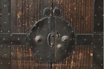 和製アンティーク　上手物!!　前面桐材　他欅(ケヤキ)材　趣のある佇まいが魅力的な観音開き扉の帳場箪笥(観音箪笥、時代箪笥、小物収納、収納箪笥、整理箪笥、引き出し)(R-074047)