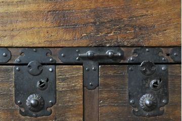 和製アンティーク　上手物!!　前面桐材　他欅(ケヤキ)材　趣のある佇まいが魅力的な観音開き扉の帳場箪笥(観音箪笥、時代箪笥、小物収納、収納箪笥、整理箪笥、引き出し)(R-074047)