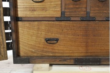 和製アンティーク　上手物!!　前面桐材　他欅(ケヤキ)材　趣のある佇まいが魅力的な観音開き扉の帳場箪笥(観音箪笥、時代箪笥、小物収納、収納箪笥、整理箪笥、引き出し)(R-074047)