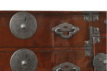 和製アンティーク　前面栗材　和の空間を引き立てる重ね米沢箪笥(重ね箪笥、和たんす、時代箪笥、衣装箪笥、収納タンス、引き出し)(R-074050)