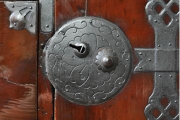 和製アンティーク　前面栗材　和の空間を引き立てる重ね米沢箪笥(重ね箪笥、和たんす、時代箪笥、衣装箪笥、収納タンス、引き出し)(R-074050)