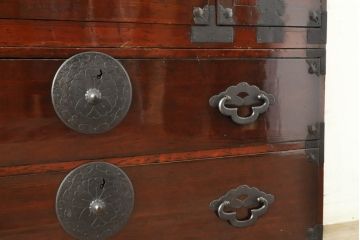 和製アンティーク　前面栗材　和の空間を引き立てる重ね米沢箪笥(重ね箪笥、和たんす、時代箪笥、衣装箪笥、収納タンス、引き出し)(R-074050)