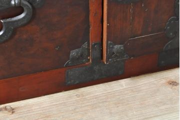 和製アンティーク　前面栗材　桜丸金具　使い込まれた風合いが味わい深い米沢箪笥ローボード(和たんす、時代箪笥、収納タンス、テレビ台、テレビボード、ローチェスト、引き出し)(R-074052)