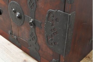 和製アンティーク　前面栗材　桜丸金具　使い込まれた風合いが味わい深い米沢箪笥ローボード(和たんす、時代箪笥、収納タンス、テレビ台、テレビボード、ローチェスト、引き出し)(R-074052)