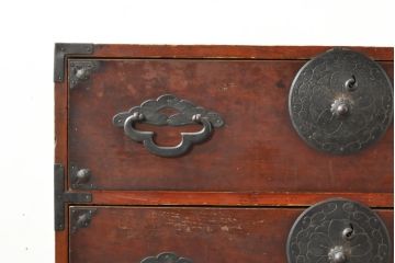 和製アンティーク　前面栗材　桜丸金具　使い込まれた風合いが味わい深い重ね米沢箪笥(収納箪笥、衣装箪笥、時代箪笥、重ね箪笥、引き出し)(R-074053)