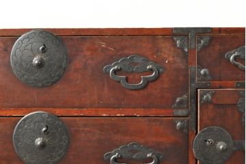 和製アンティーク　前面栗材　桜丸金具　使い込まれた風合いが味わい深い重ね米沢箪笥(収納箪笥、衣装箪笥、時代箪笥、重ね箪笥、引き出し)(R-074053)