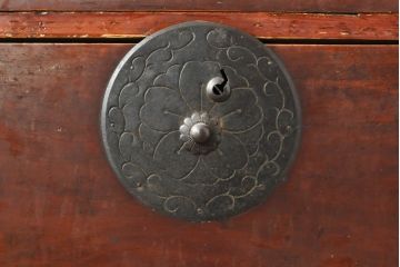 和製アンティーク　前面栗材　桜丸金具　使い込まれた風合いが味わい深い重ね米沢箪笥(収納箪笥、衣装箪笥、時代箪笥、重ね箪笥、引き出し)(R-074053)
