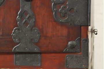 和製アンティーク　前面栗材　桜丸金具　使い込まれた風合いが味わい深い重ね米沢箪笥(収納箪笥、衣装箪笥、時代箪笥、重ね箪笥、引き出し)(R-074053)