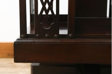 イギリスアンティーク　マホガニー材　落ち着いた木の色味が魅力的!! 透かし彫り入りのリボルビングブックシェルフ(ブックケース、本棚、書棚、回転式、マガジンラック、英国)(R-074054)
